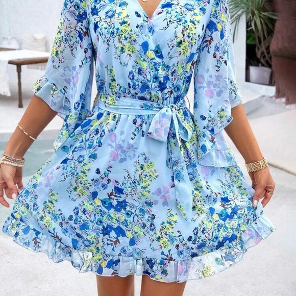 Chic Floral Dress in Light Blue - Picture 1 of 4